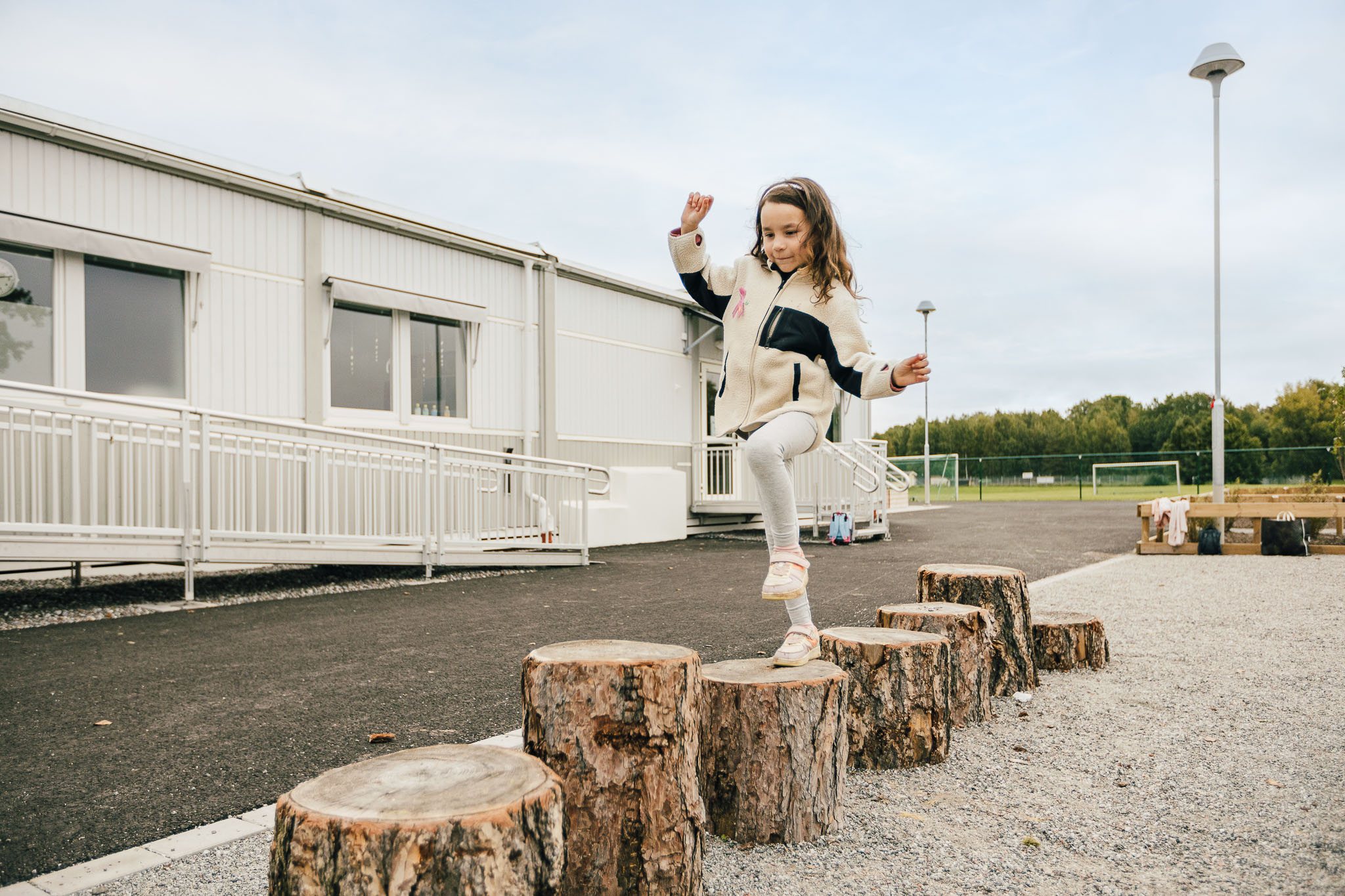 Lekende barn ute på lekeplass på Hamre barnehage i Västerås