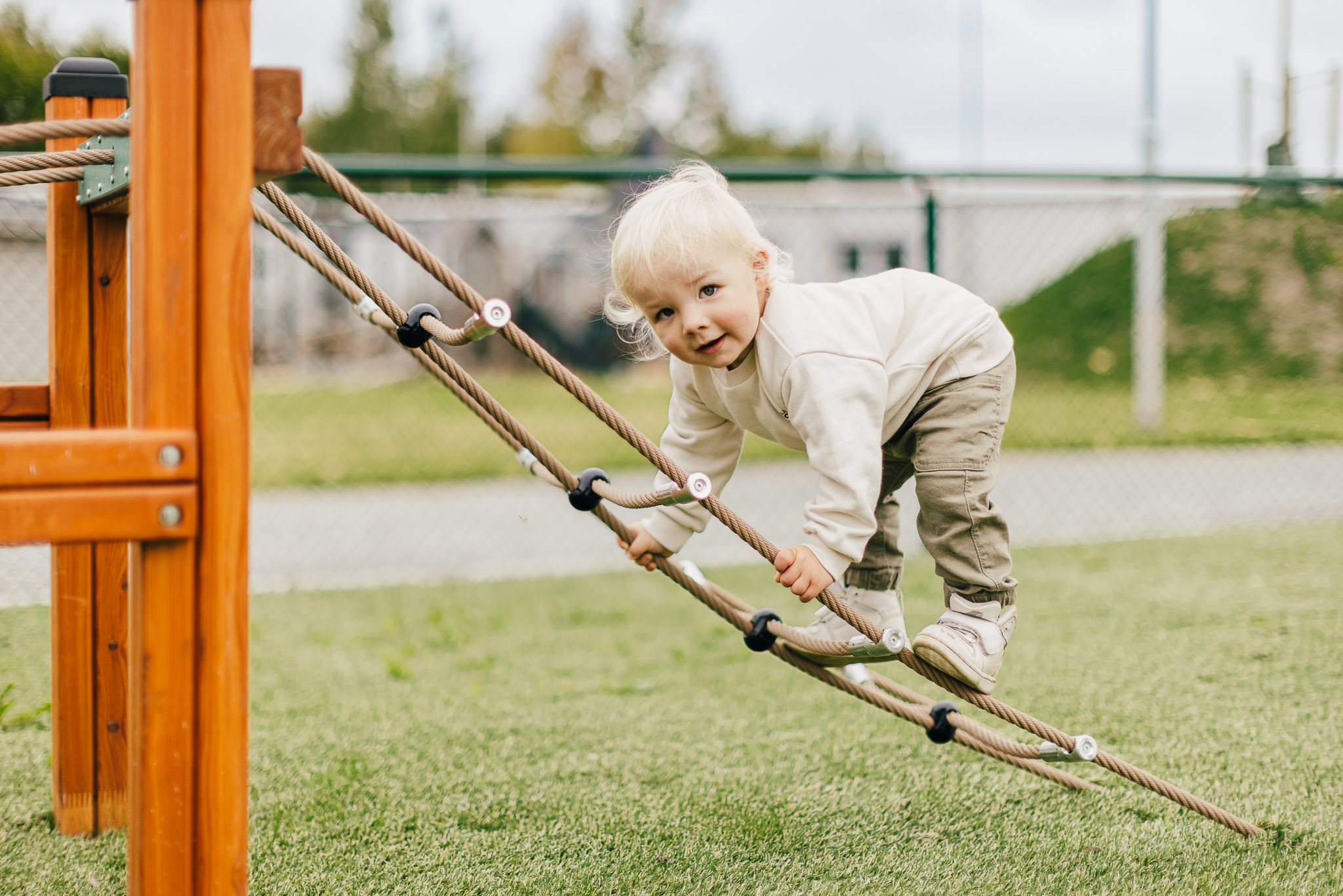Lekende barn ute på lekeplass på Hamre barnehage i Västerås