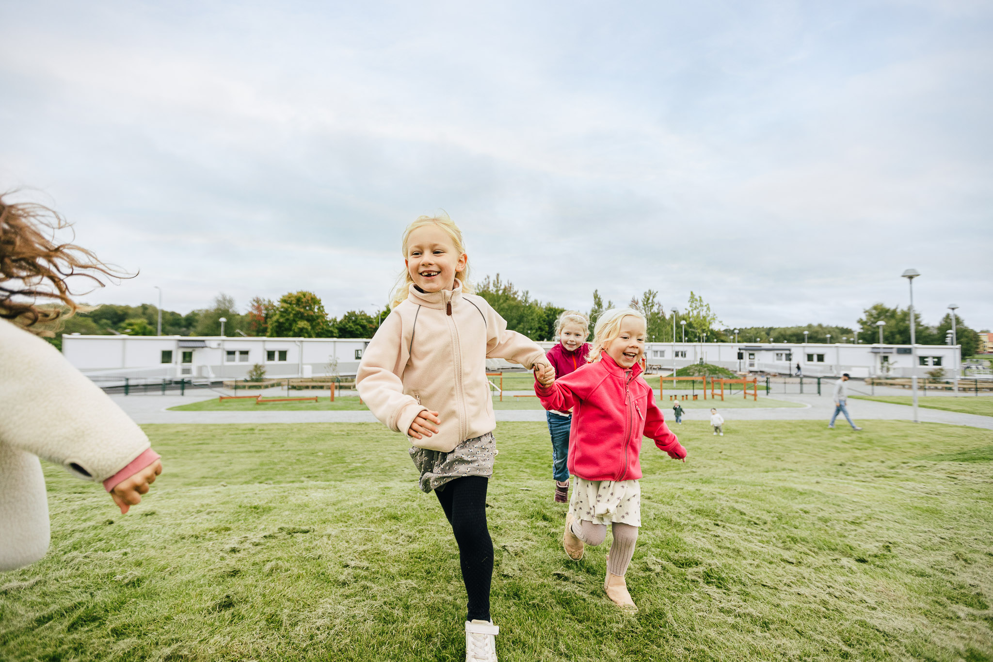 Lekende barn ute på lekeplass på Hamre barnehage i Västerås