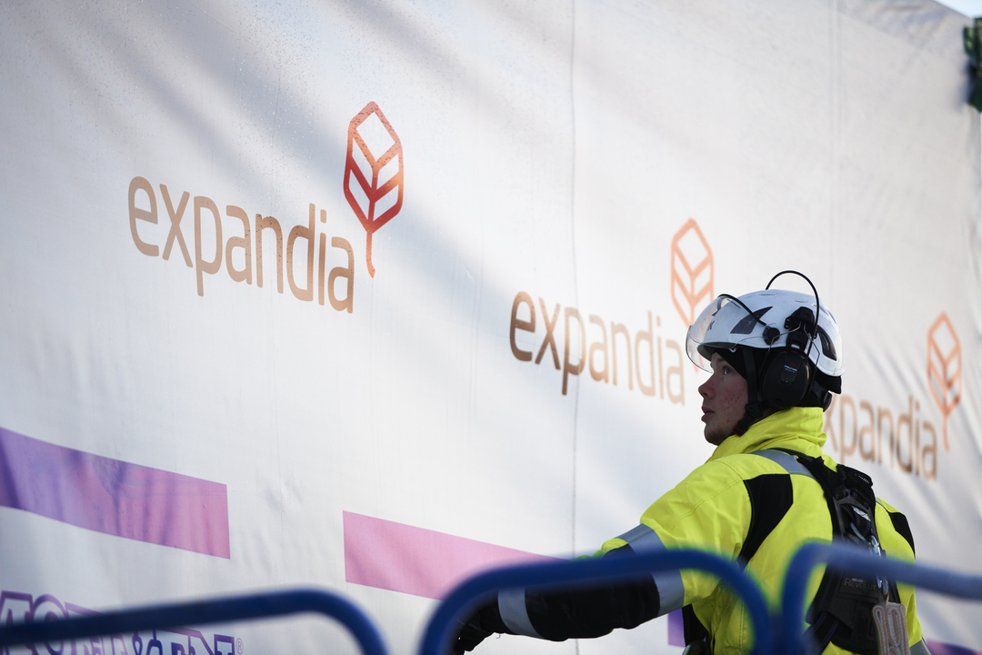 Montering av skolemoduler fra Expandia ved Porsnässkolan i Norrfjärden, der montør arbeider ved modul under installasjonsfasen