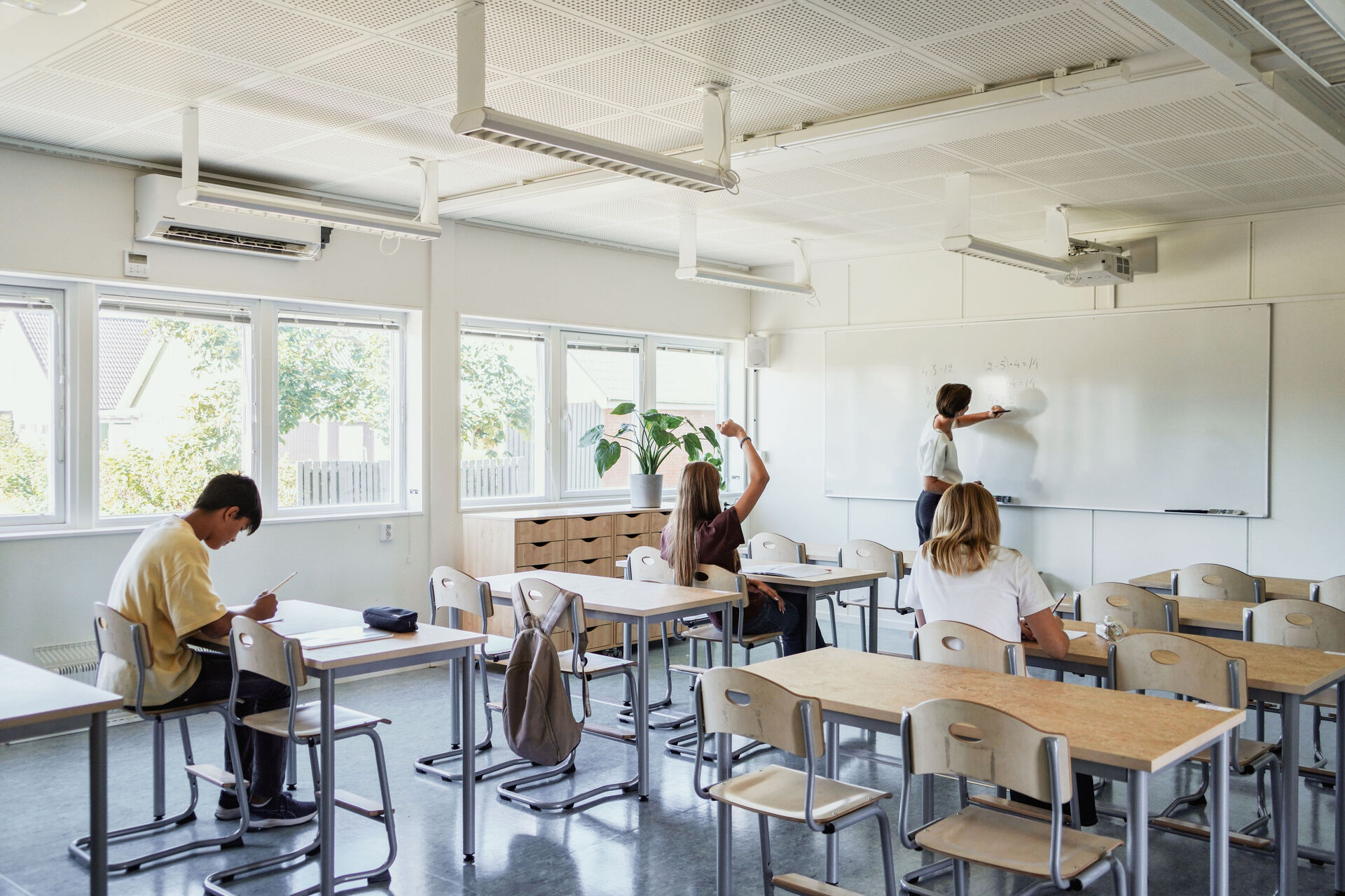 Undervisning i klasserom ved Nyckelbergskolen i Köping, hvor elever og lærere arbeider i moderne skolemoduler fra Expandia med godt lysmiljø og funksjonelt læringsmiljø.