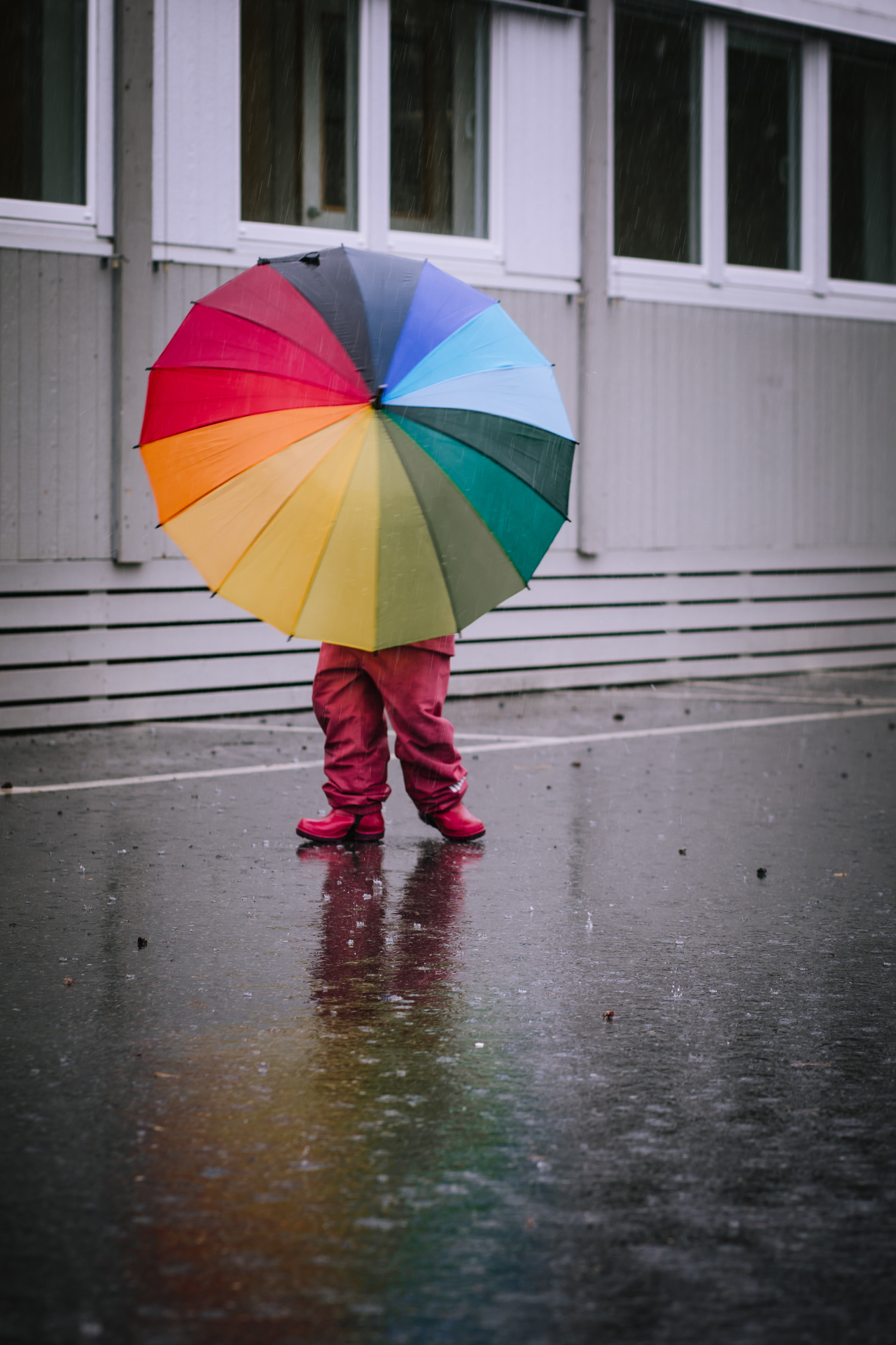 barn med paraply framför expandias förskolemoduler