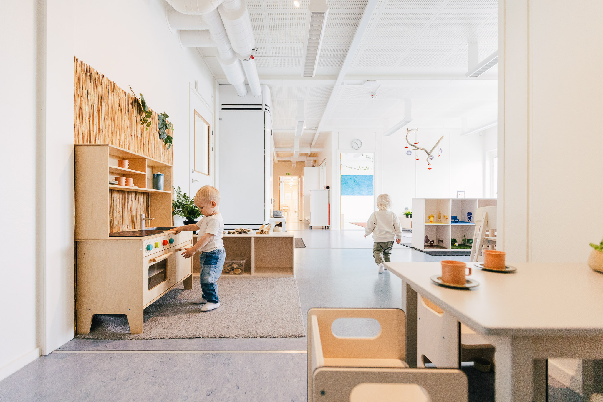 To små barn leker inne på Hamre barnehage i Västerås