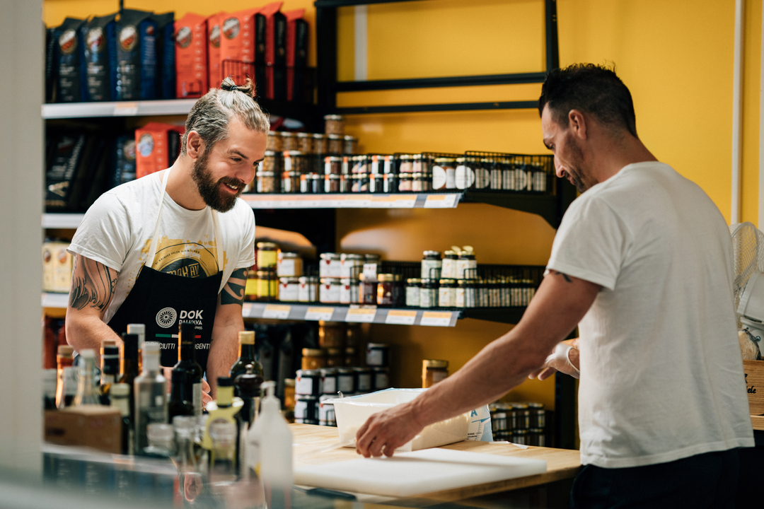 Slemmestad sentrum i Norge, to menn jobber på en kafé