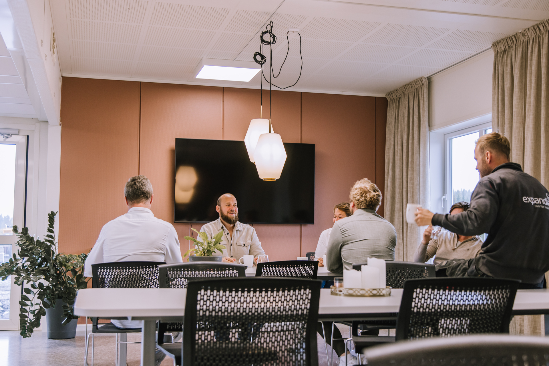 Møterom med medarbeidere i moderne kontormoduler