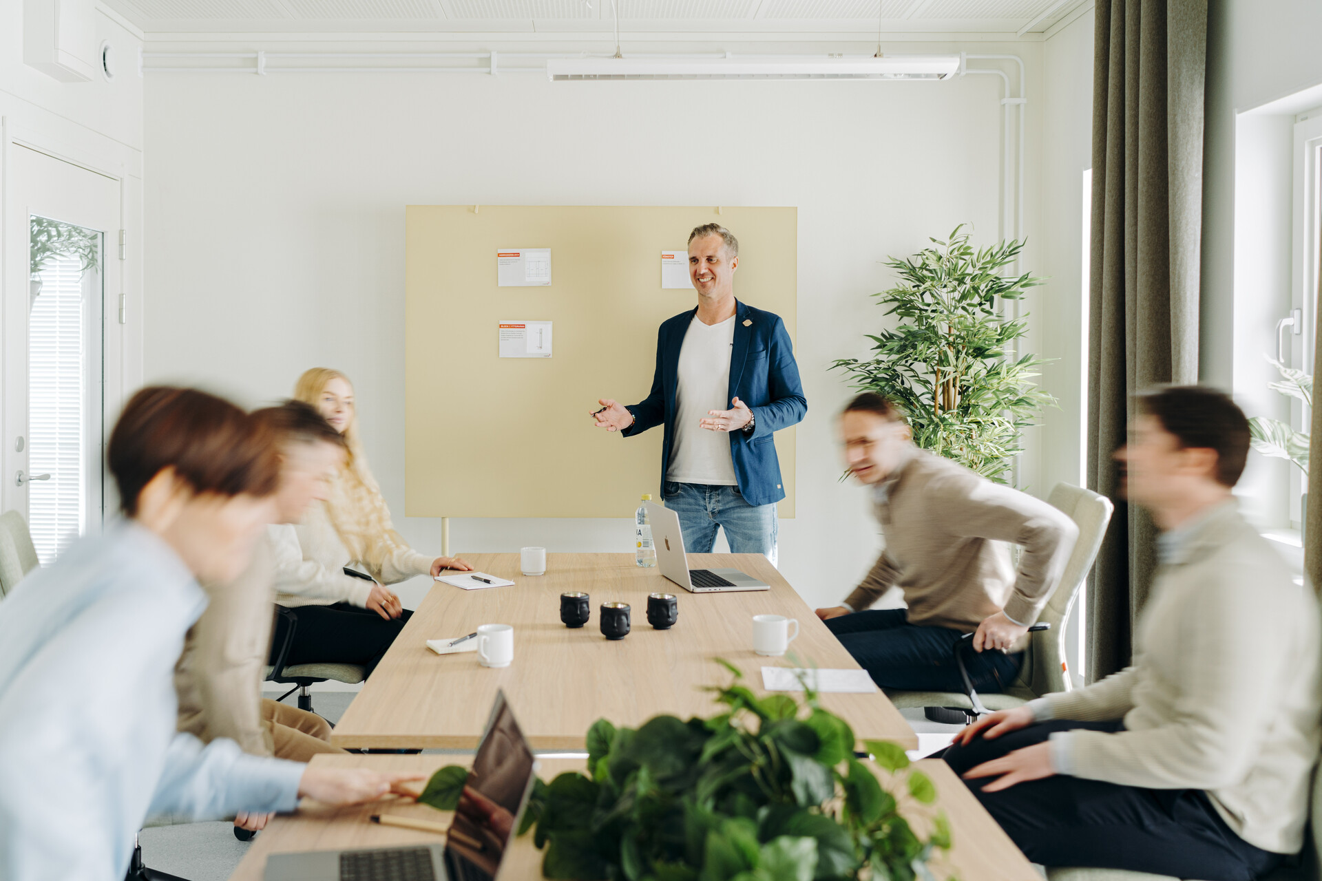 Flere ansatte i møterom i moduler for kontor