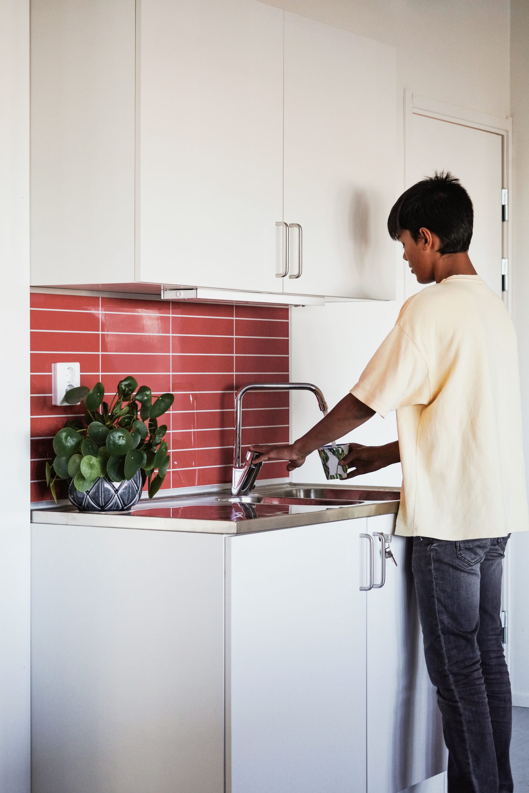 Elev heller vann i et glass i skolemoduler fra Expandia på Nyckelbergskolen i Köping.