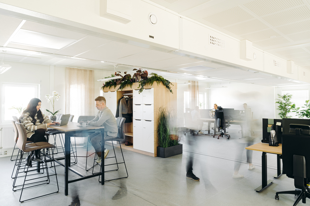 En moderne arbeidsplass med ansatte i Expandias kontormoduler