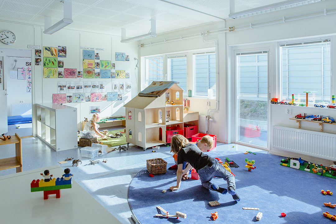 Lek och utforskande i ljus inomhusmiljö på Storseglets förskolemoduler i Henriksdal