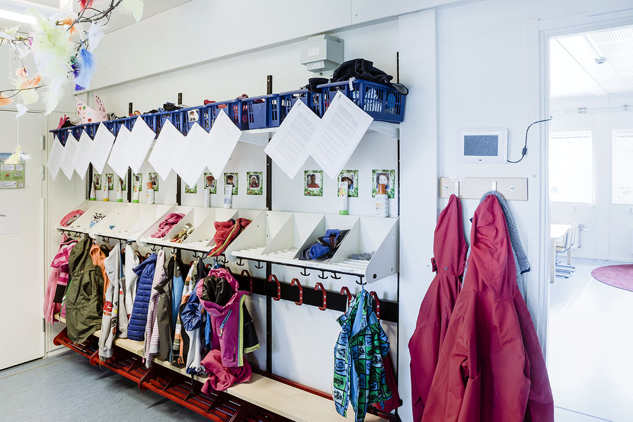 Garderobe på barnehagen Milot i Ursvik, jakker hengende i ulike farger, moduler fra Expandia