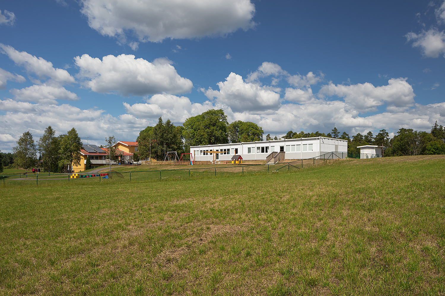 Solgläntans förskola i Långaryd i moduler med lekgård i grön miljö