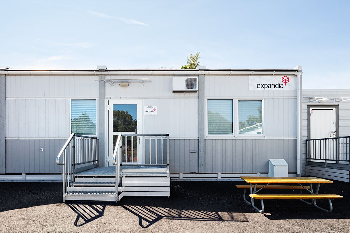 Paviljong Smaragdgatans fsk i Västra Frölunda med bänk vid ingången