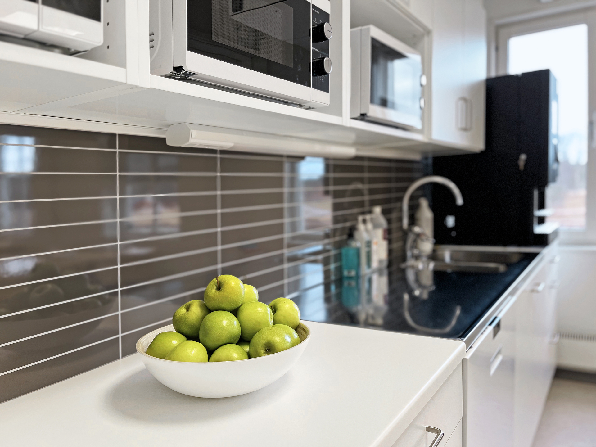 Personallokale med kjøkkenkrok på Skillingaryds helsesenter, oppført i omsorgsmoduler fra Expandia, med moderne kjøkkeninnredning og funksjonelt arbeidsmiljø for helsepersonell