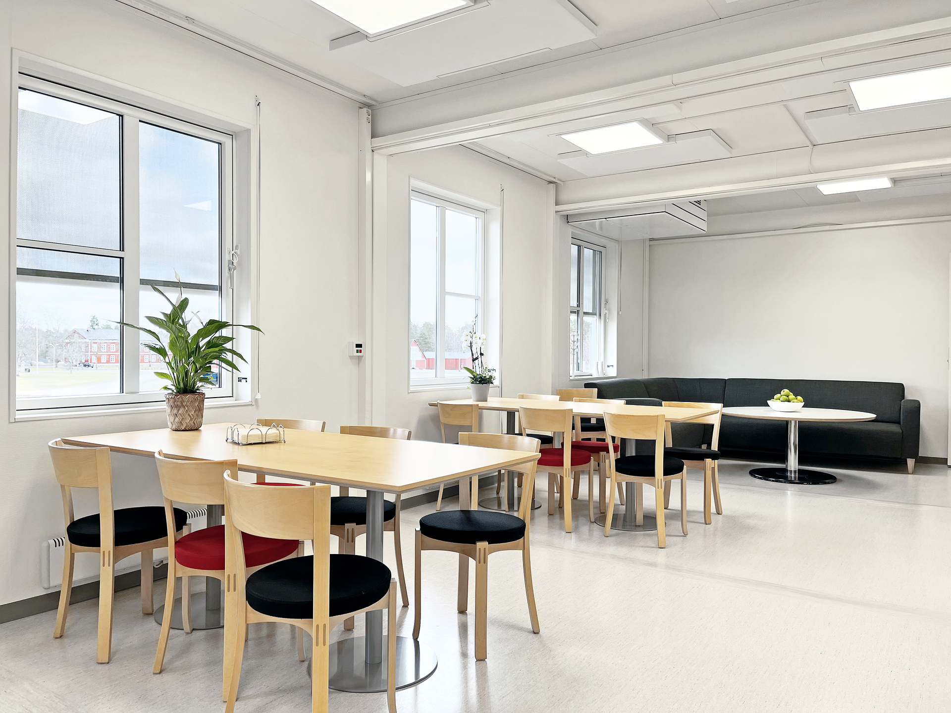 Personalrom og pauserom på Skillingaryds helsesenter, oppført i helsemoduler fra Expandia, med lyse flater, store vinduer og funksjonell innredning for helsepersonell.