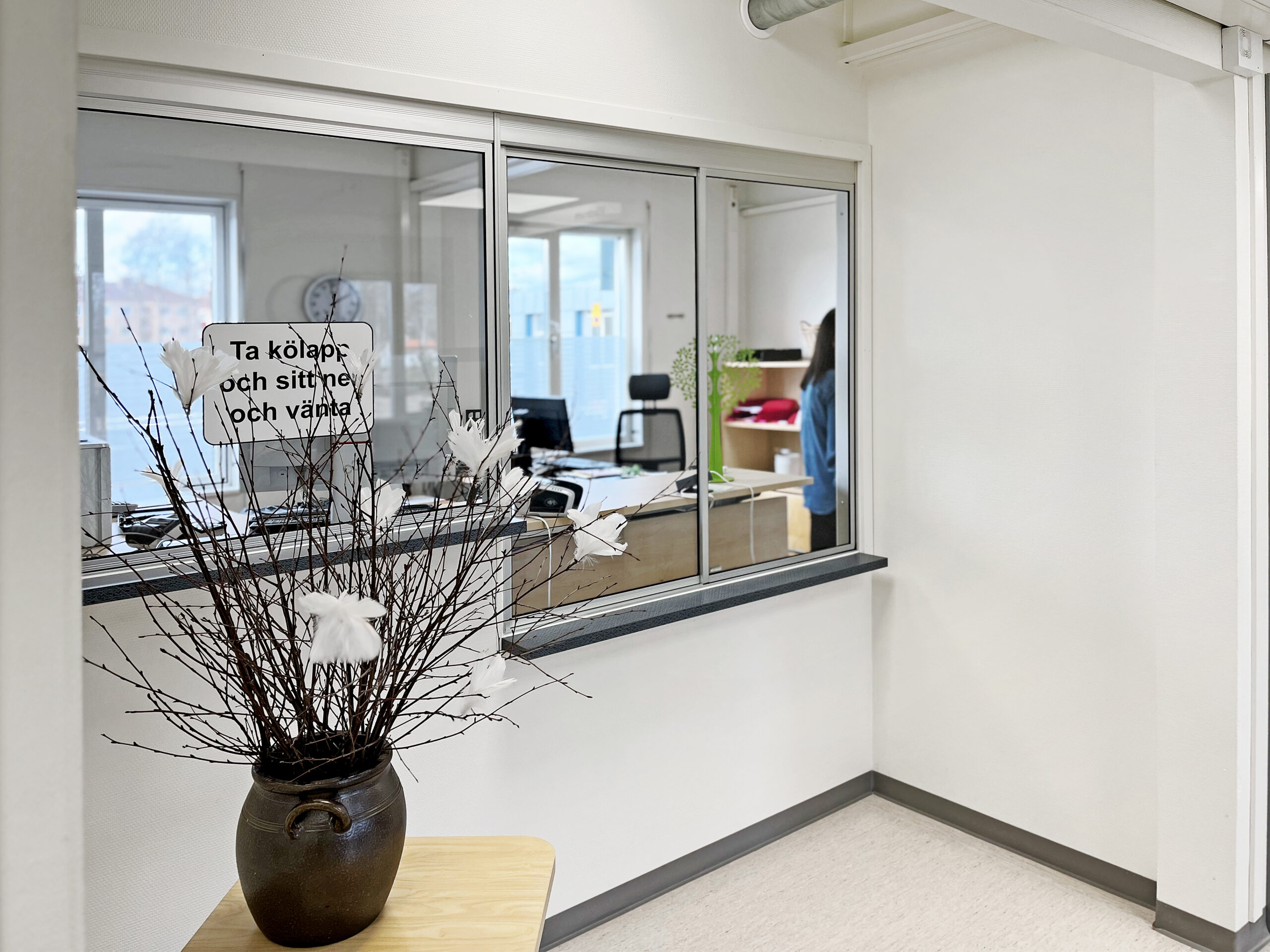 Resepsjon på Skillingaryds helsesenter i moderne helsemoduler fra Expandia med glassluke og venteområde.