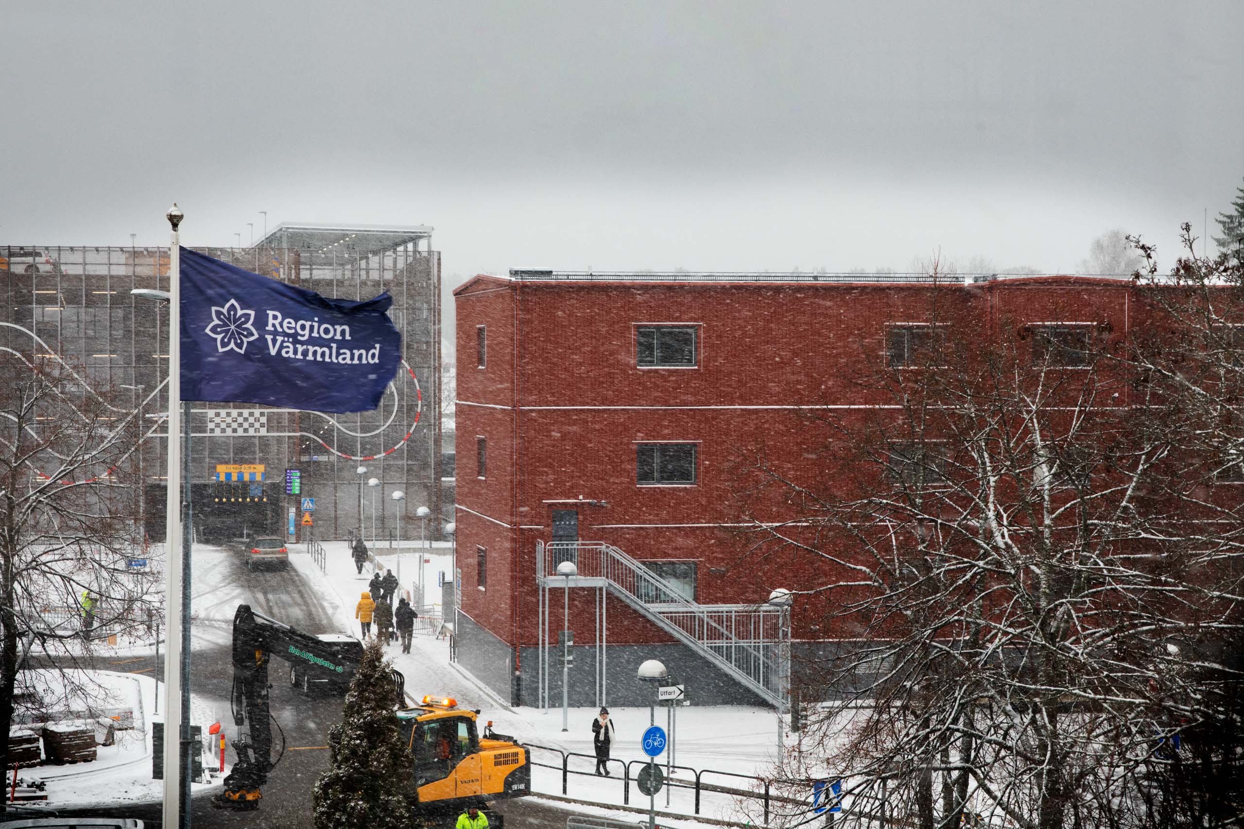 Modulsjukhus från Expandia vid Centralsjukhuset i Karlstad med Region Värmlands flagga i förgrunden under vintertid