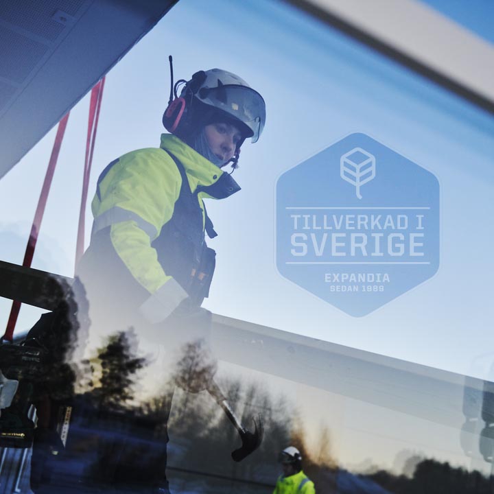 Kvinne ved modulmontering og teksten «produsert i Sverige