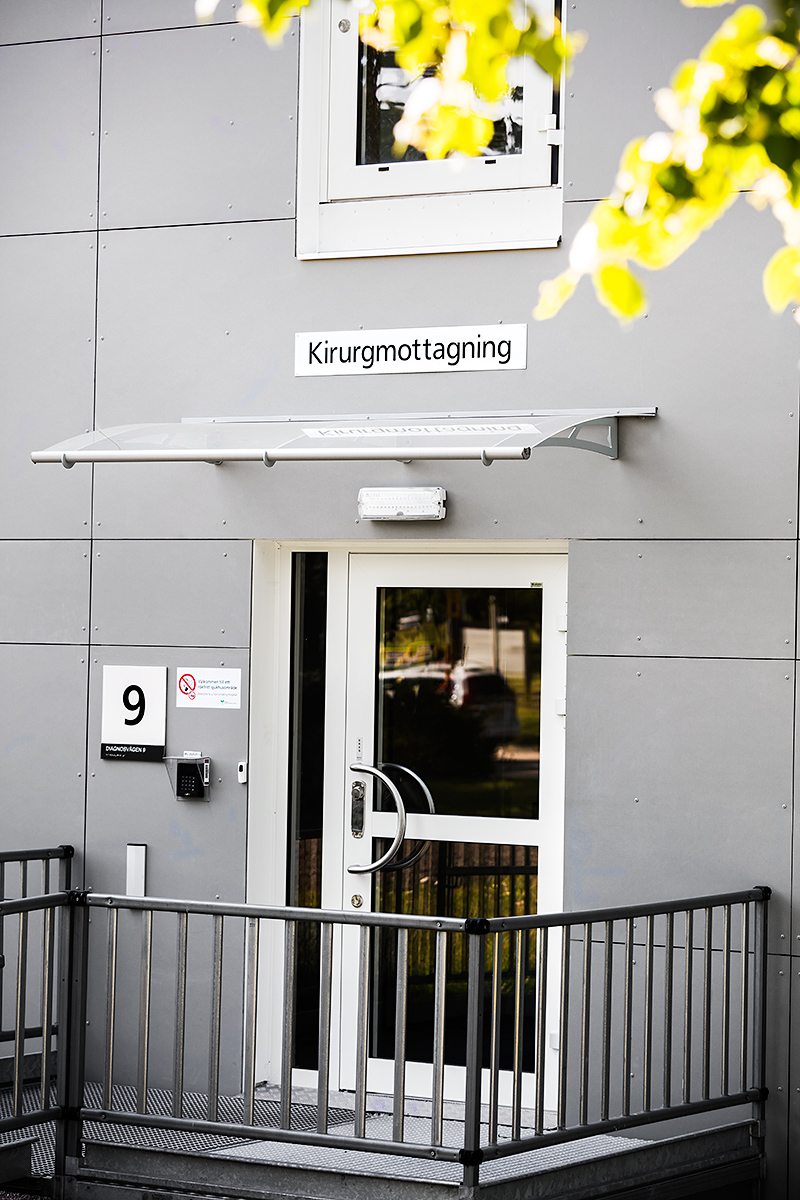 Entré till kirurgmottagning i modul från Expandia vid Östra sjukhuset i Göteborg, med skylt ovanför dörren och tillgänglighetsanpassad ramp.