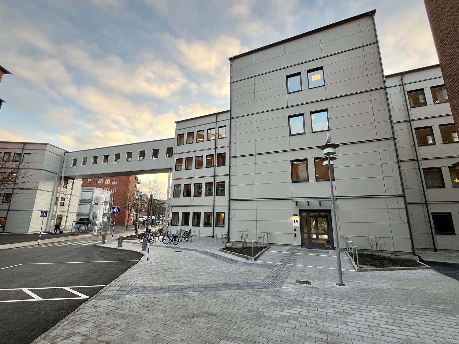 Hvite omsorgsmoduler fra Expandia ved Sahlgrenska sykehus i Göteborg, koblet til eksisterende sykehusbygninger via gangbro.