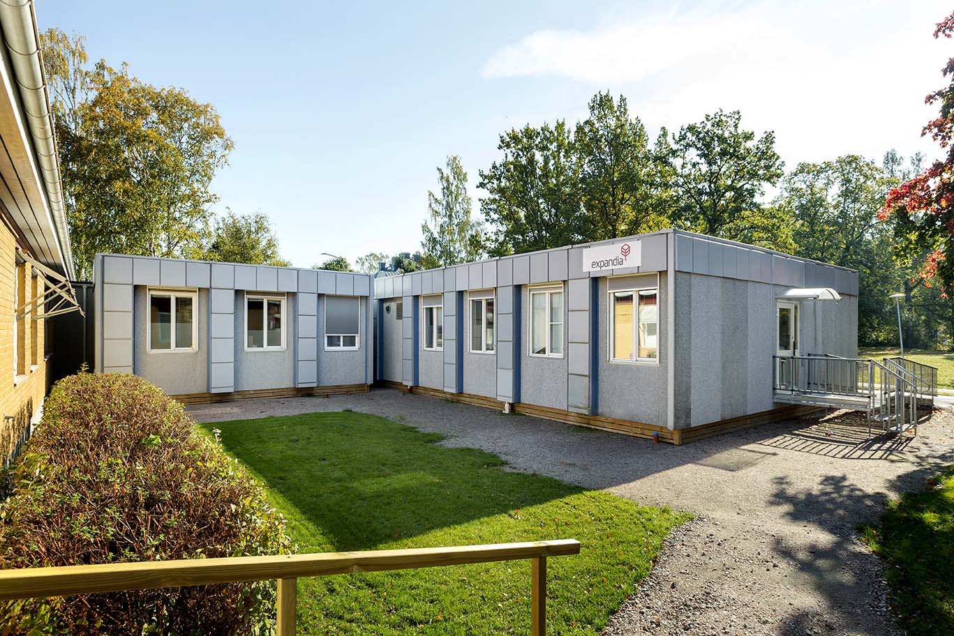Skebäcks helsesenter i Örebro, oppført med helsemoduler fra Expandia, omgitt av grøntområder og med tilgjengelig inngang med rampe.