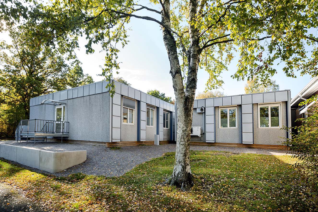 Skebäcks helsesenter i Örebro, oppført med helsemoduler fra Expandia, omgitt av grøntområder og med tilgjengelig inngang med rampe.