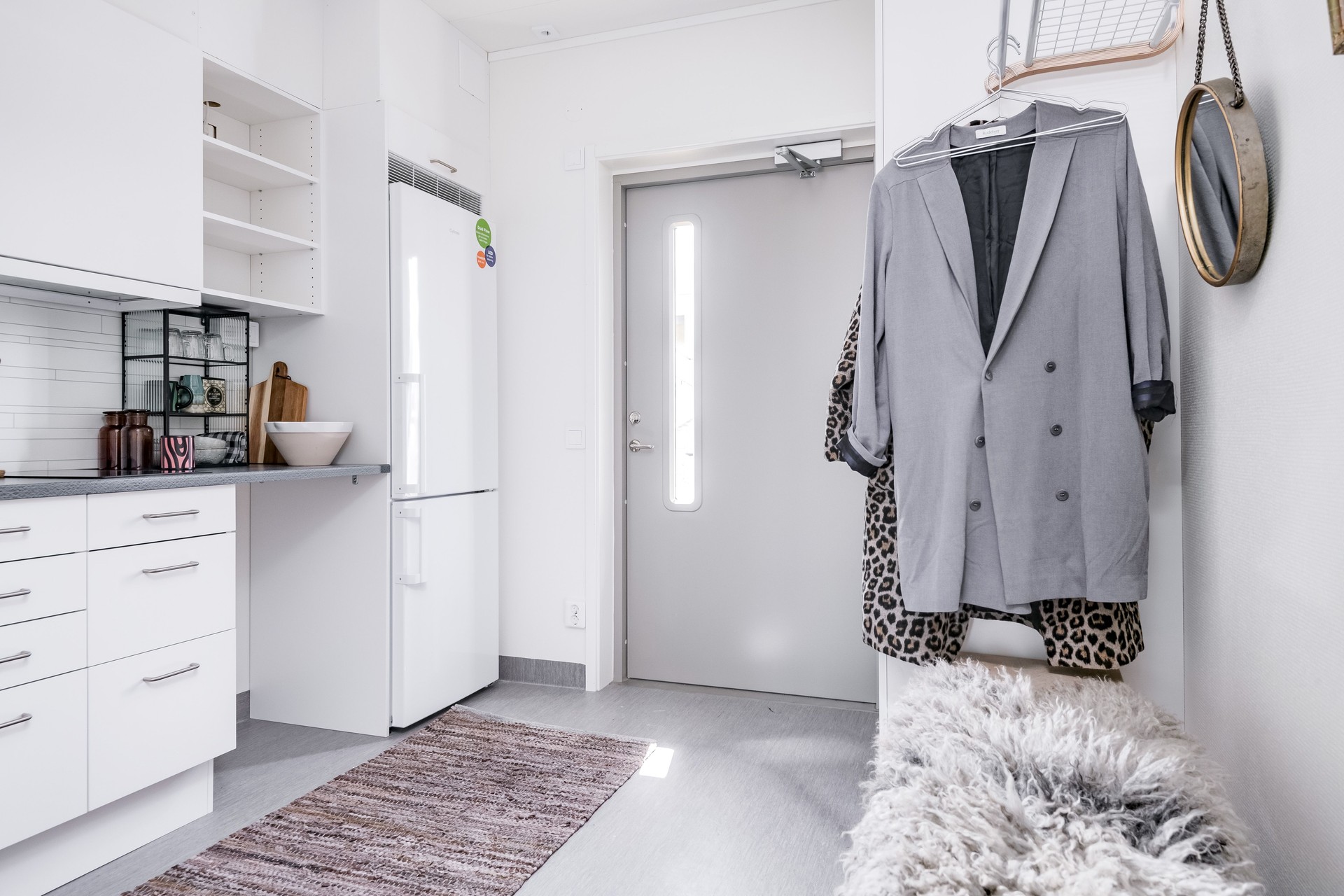 "Velplanlagt studentbolig i Visby der kjøkken og inngang smelter sammen i en lys og funksjonell helhet. Den smarte planløsningen med fullt utstyrt kjøkken, generøse oppbevaringsløsninger og gjennomtenkte materialvalg skaper et praktisk hverdagsliv med høy trivsel. Lyse flater, dempede farger og personlige innredningsdetaljer gir et moderne, men hjemmekoselig uttrykk – en arealeffektiv bolig som viser hvordan modulbaserte studentboliger fra Expandia kan tilby både kvalitet, komfort og fleksibilitet for dagens studenter.