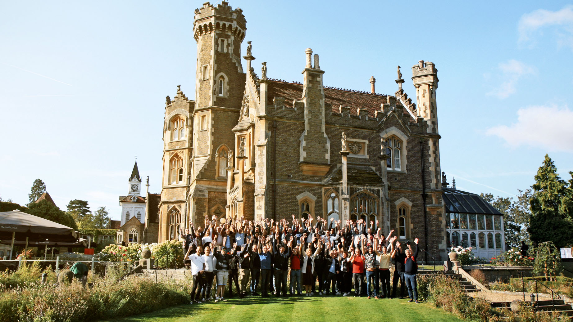Gruppebilde med Expandias medarbeidere utenfor Windsor Castle, England
