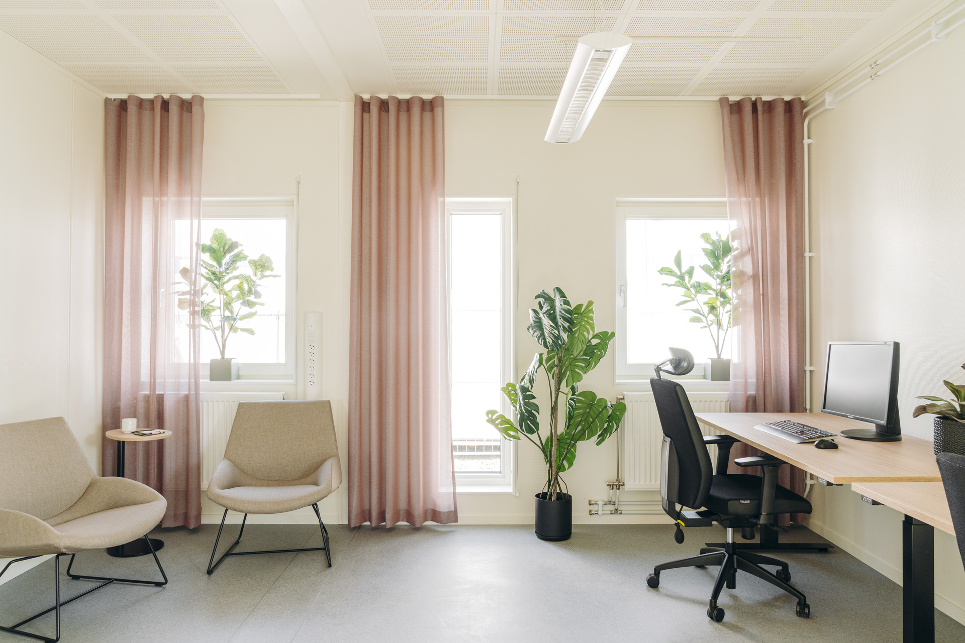 Premiummodul K3000 kontorrom med rosa gardiner og lys innredning