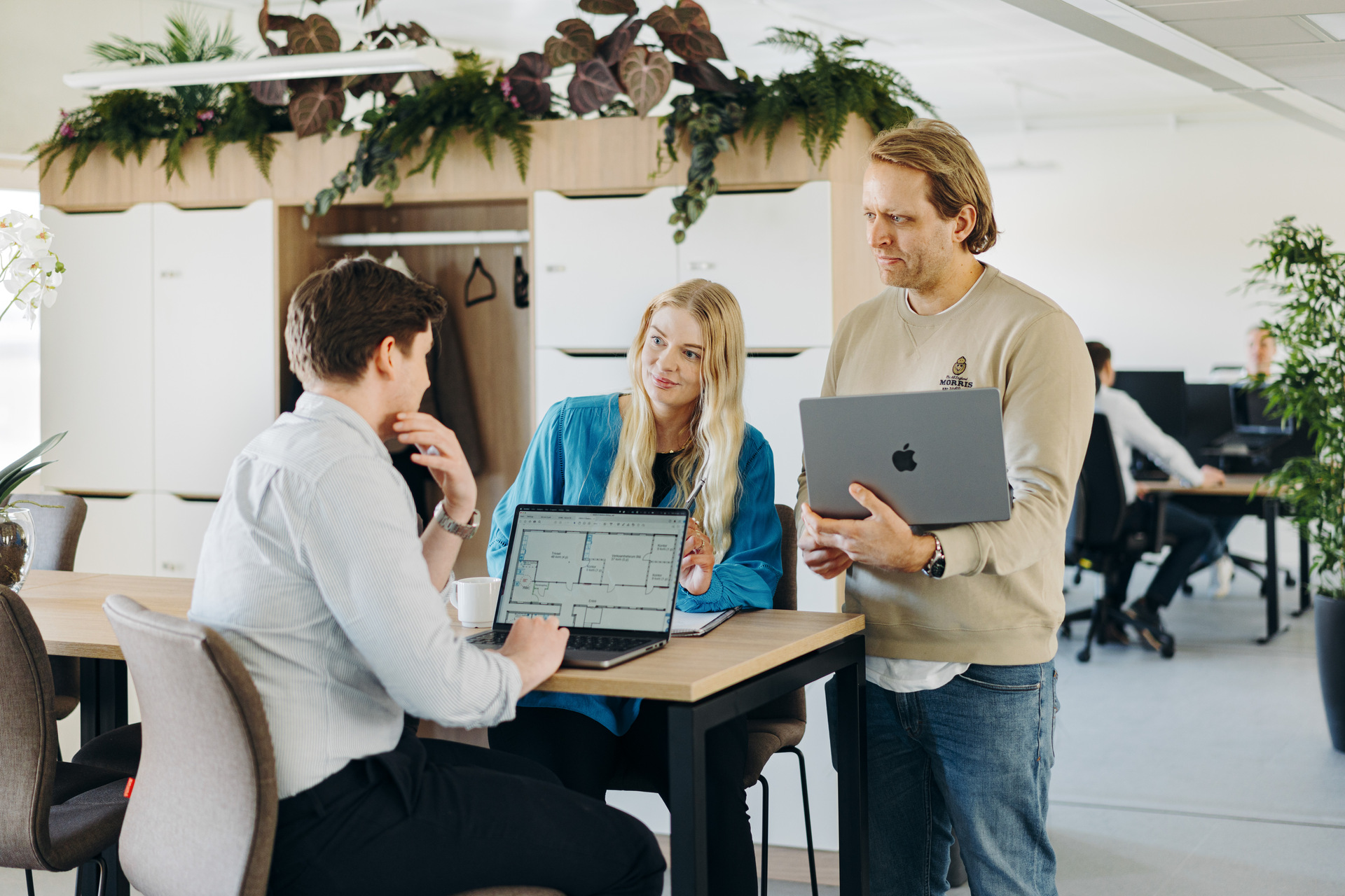 Tre medarbetare med datorer i Expandias mest moderna modulserie K3000