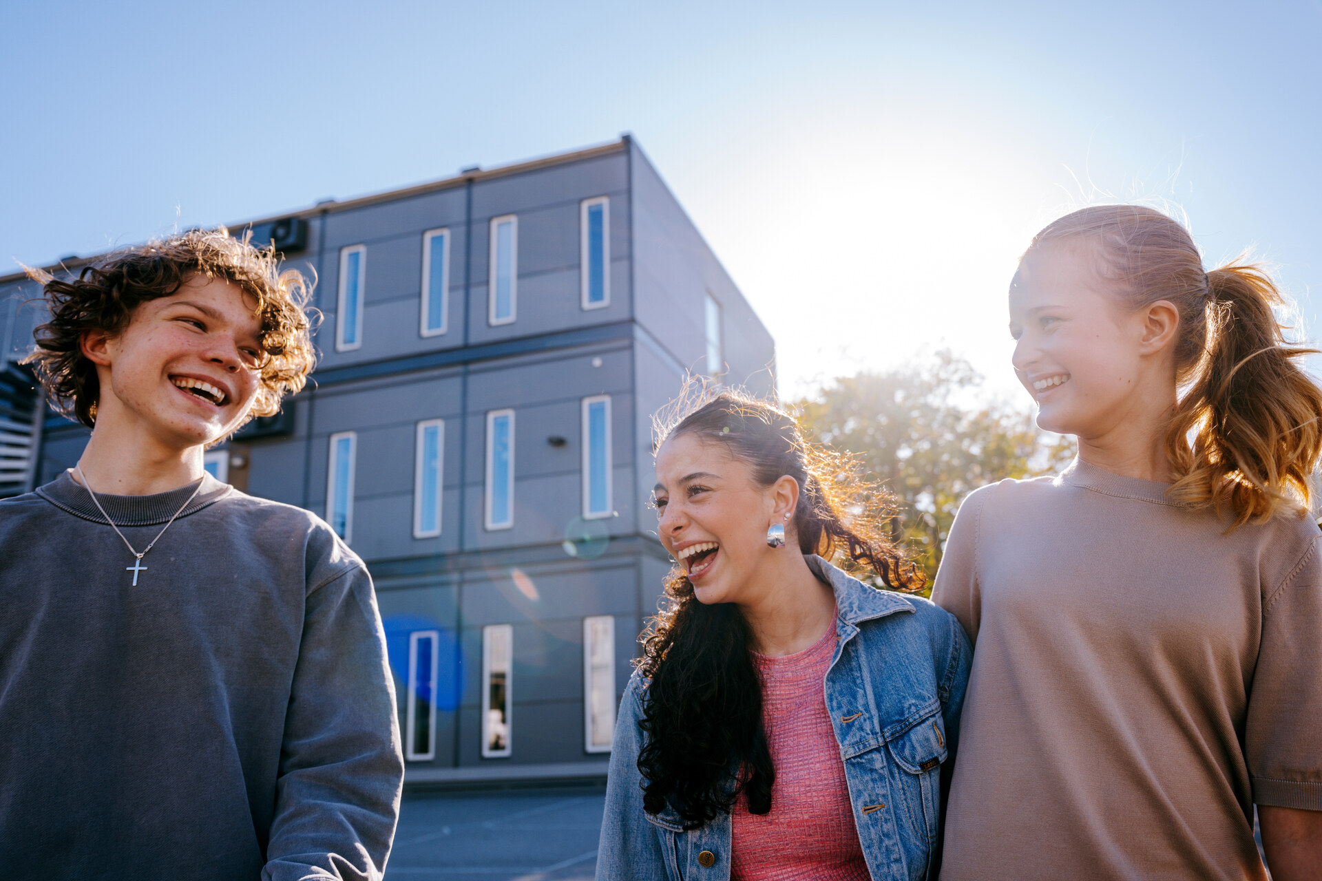 Elever ler utenfor Ekens skole i moduler
