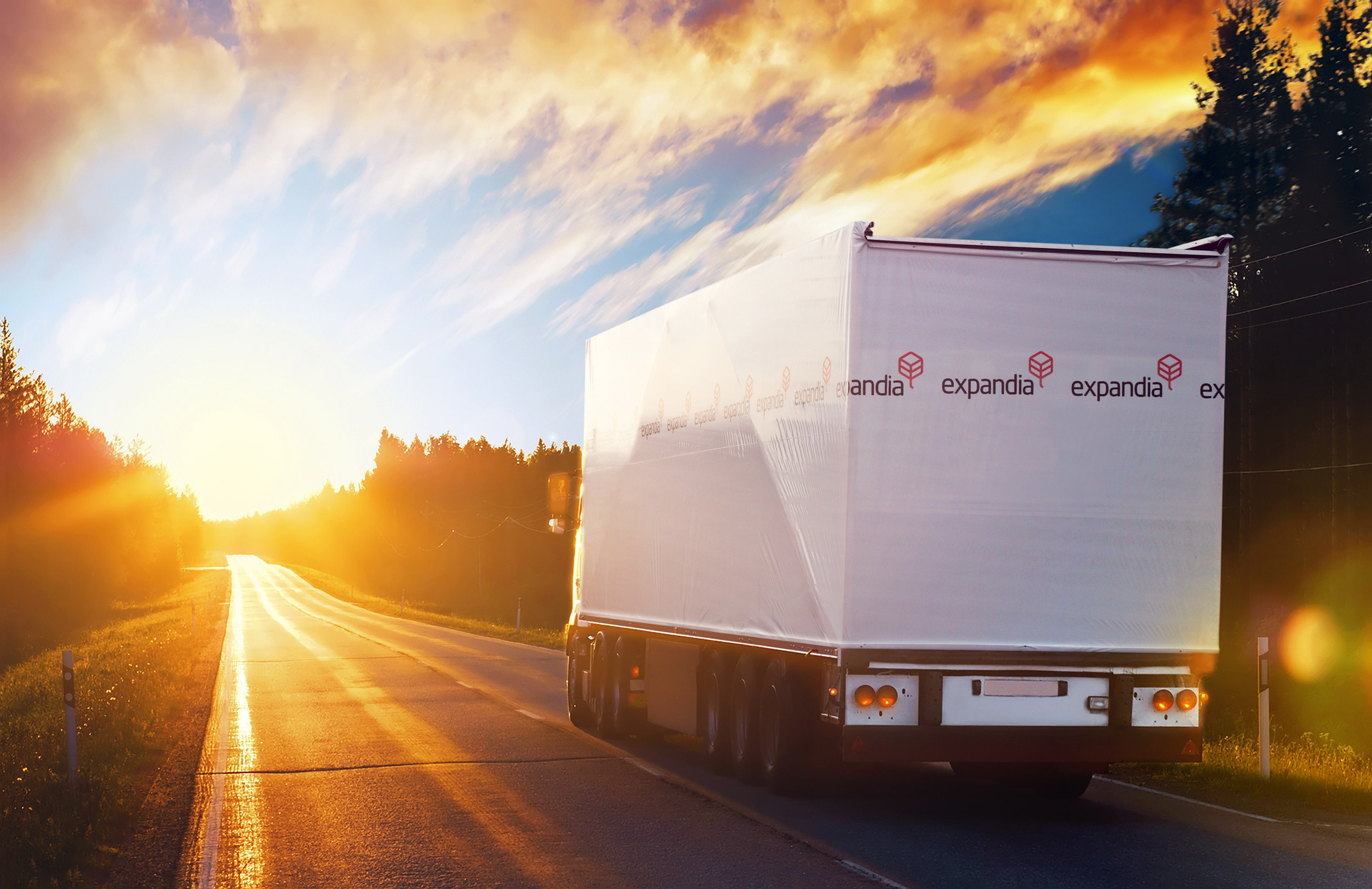 Lastebil med Expandia-moduler på vei mot soloppgangen