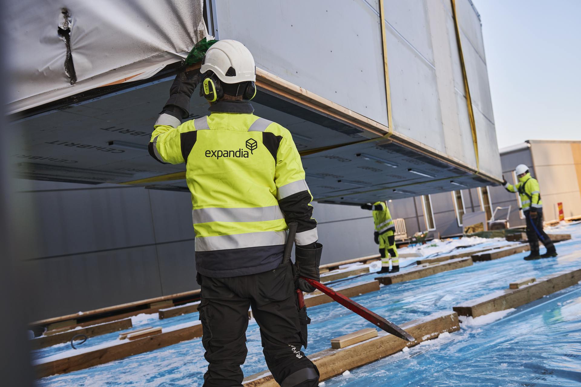 Mann i varseltøy ved montering av modulskole