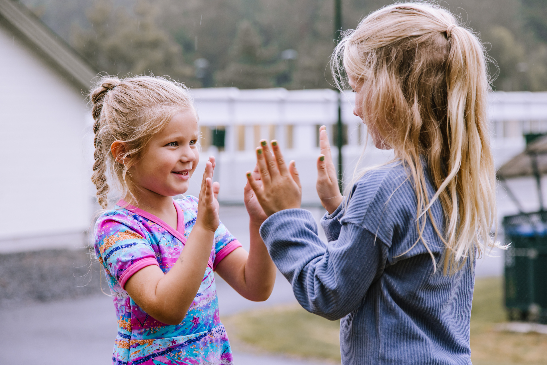 To barn leker foran Ormåsen modulskole