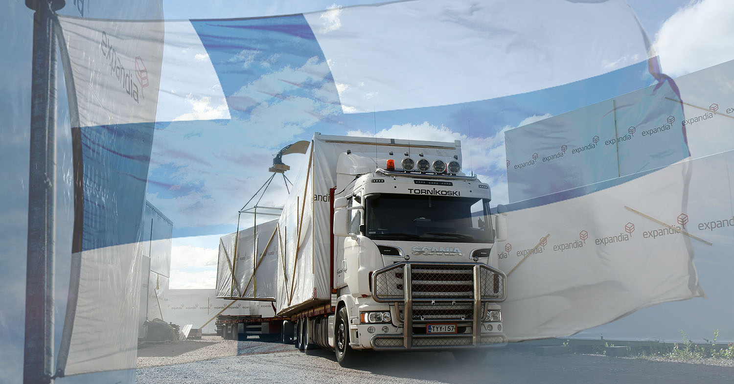 Lastebil med moduler på vei til Finland